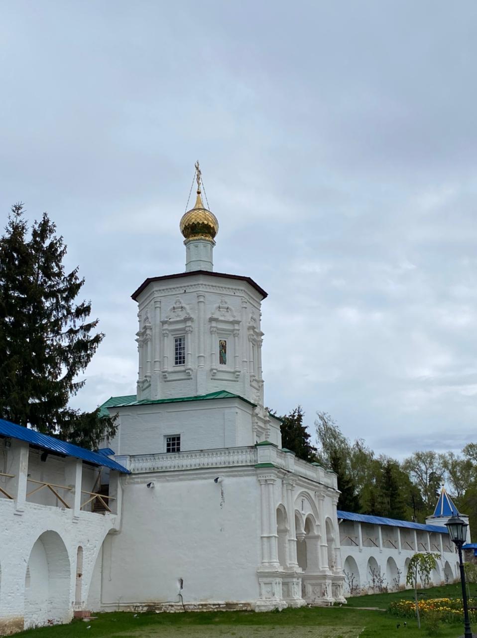 Крестовоздвиженский храм фиолетового