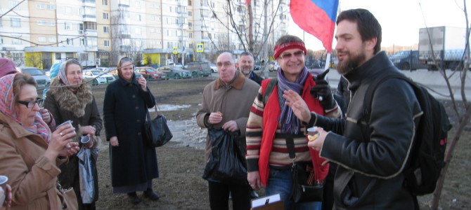 Прихожане отпраздновали установку крыши деревянного храма совместной молитвой и чаепитием