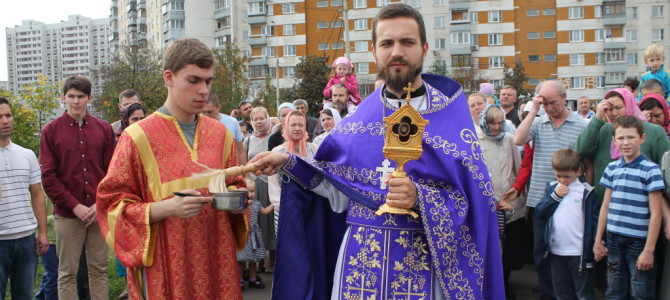 На престольный праздник будет принесена частица Креста Господня.