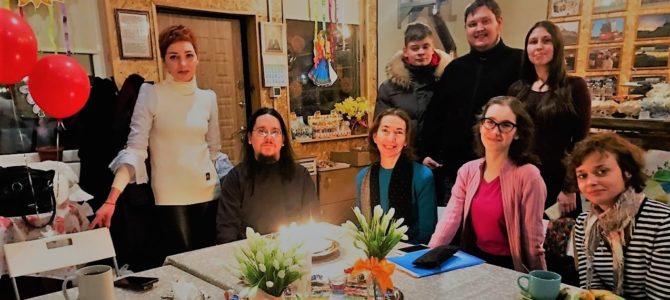 Любители английского языка и богословских размышлений пожелали отцу Сергию «Happy Birthday»!