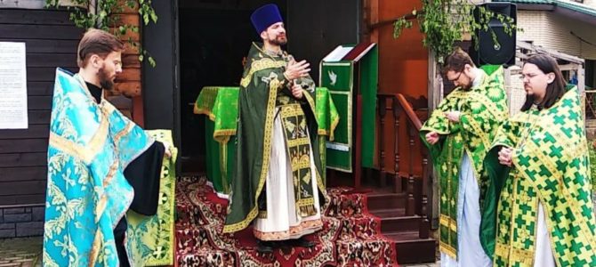 Троица. Служба на улице: радость прихожанам и соблюдение предписаний!