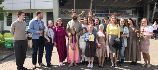 2000 роз для дам в день жен-мироносиц
