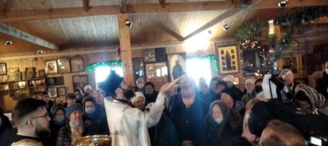 Крещение Господне в нашем храме: раздали 2000 листовок о празднике и много-много святой воды