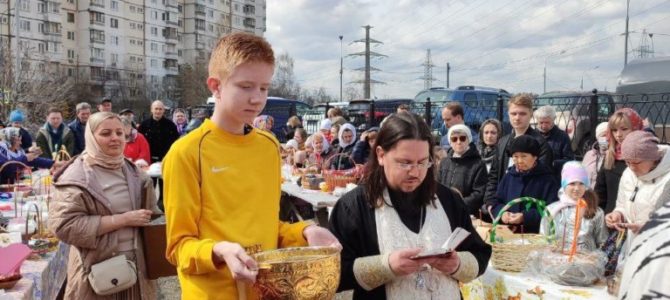 Наши ребята из Подросткового клуба активно участвуют в жизни храма!